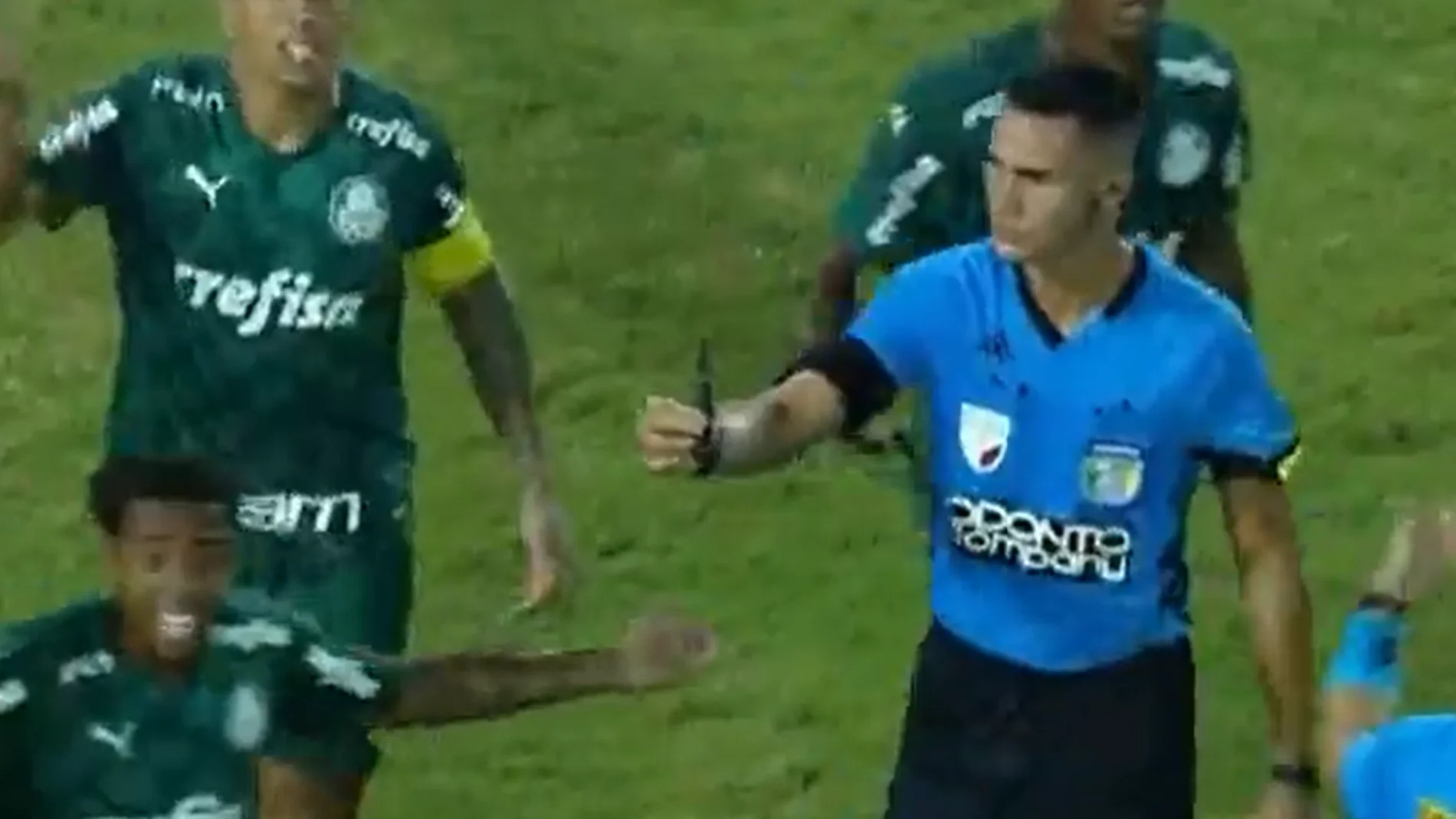 Un aficionado salta al césped con un cuchillo para atacar a un jugador rival en el Sao Paulo - Palmeiras 