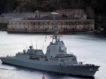 La fragata Blas de Lezo zarpa del Arsenal Militar de Ferrol 