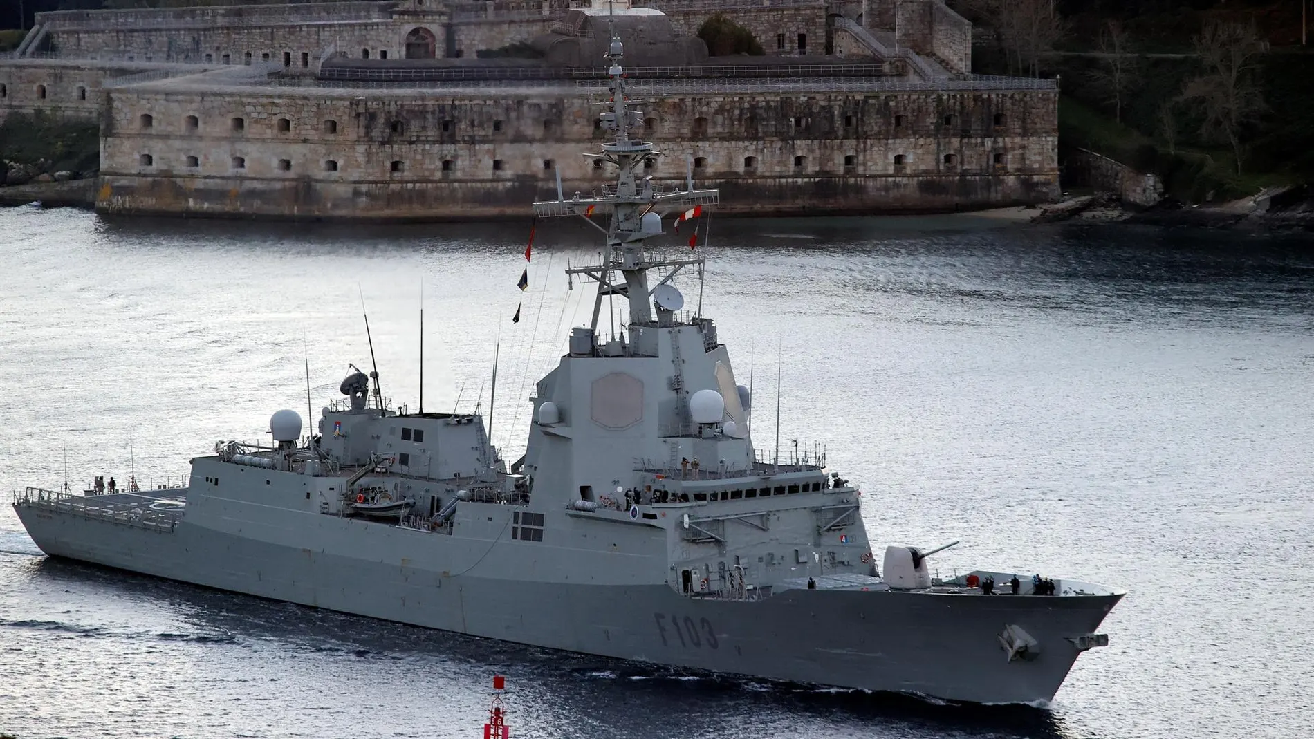 La fragata Blas de Lezo zarpa del Arsenal Militar de Ferrol 