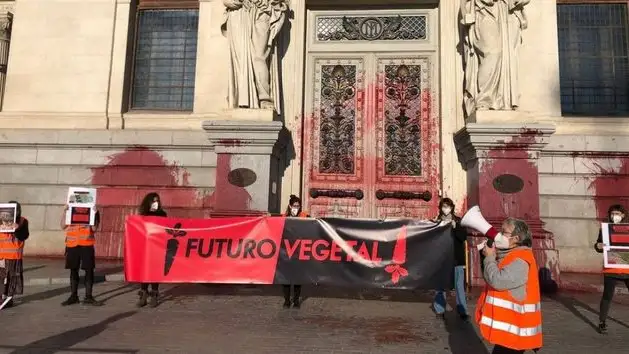 Una organización activista ha arrojado pintura en la fachada del Ministerio de Agricultura Una organización activista ha arrojado pintura en la fachada del Ministerio de Agricultura