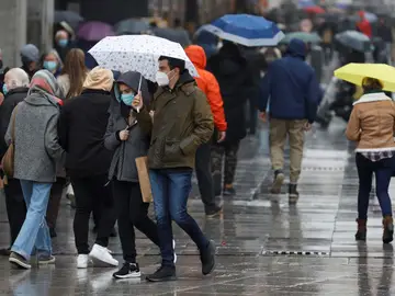 Varias personas caminan con mascarilla por el centro de Madrid