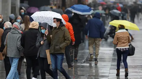 Varias personas caminan con mascarilla por el centro de Madrid Varias personas caminan con mascarilla por el centro de Madrid
