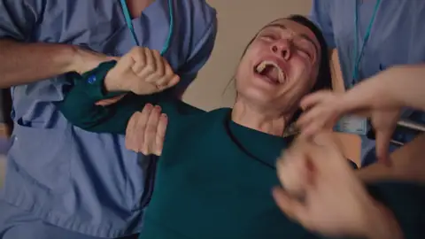 Gülben sufre un fuerte ataque de pánico en su visita a Esat al hospital Mejores momentos | Capítulo 55