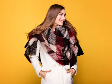 Chica con una maxi bufanda Chica con una maxi bufanda