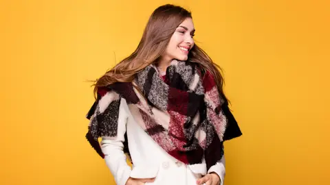 Chica con una maxi bufanda Chica con una maxi bufanda