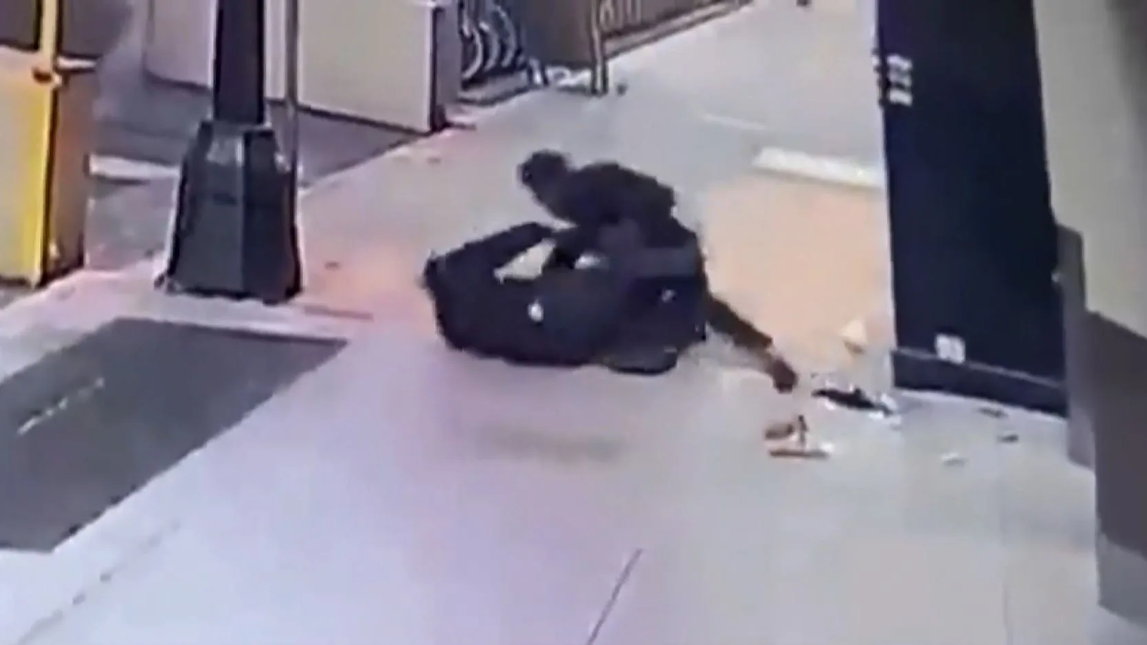 Un sin techo robando a un hombre Un sin techo robando a un hombre