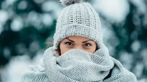Chica con gorro y bufanda Chica con gorro y bufanda