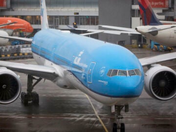 Encuentran a una persona escondida en el tren de aterrizaje de un avión que viajó de Sudáfrica a Ámsterdam