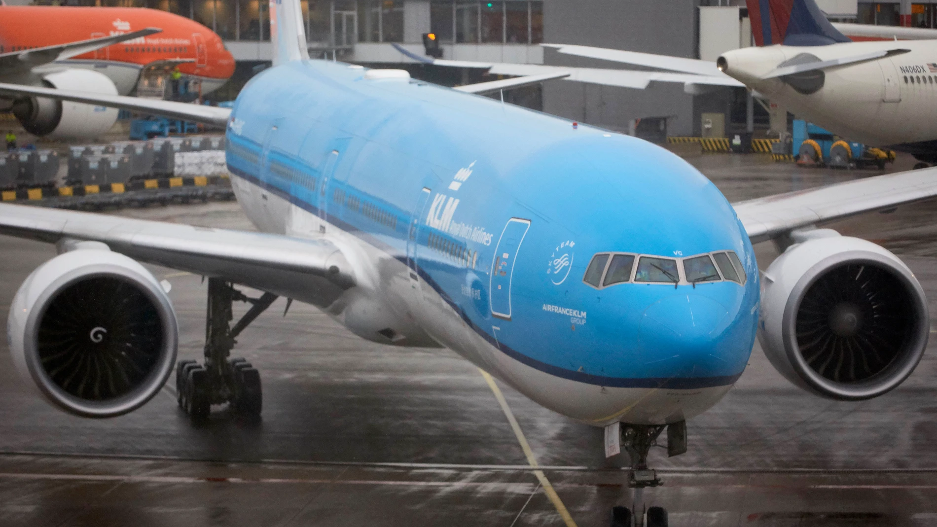 Encuentran a una persona escondida en el tren de aterrizaje de un avión que viajó de Sudáfrica a Ámsterdam