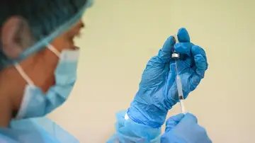 Una profesional de la salud prepara una dosis de la vacuna de contra la covid-19 