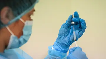 Una profesional de la salud prepara una dosis de la vacuna de contra la covid-19 Una profesional de la salud prepara una dosis de la vacuna de contra la covid-19