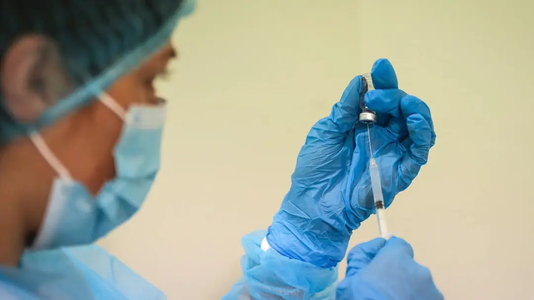Una profesional de la salud prepara una dosis de la vacuna de contra la covid-19 Una profesional de la salud prepara una dosis de la vacuna de contra la covid-19