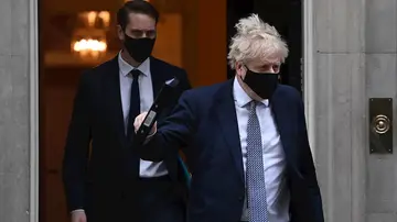 Las imágenes de Boris Johnson con varios niños horas antes de una de sus fiestas ilegales en plena pandemia