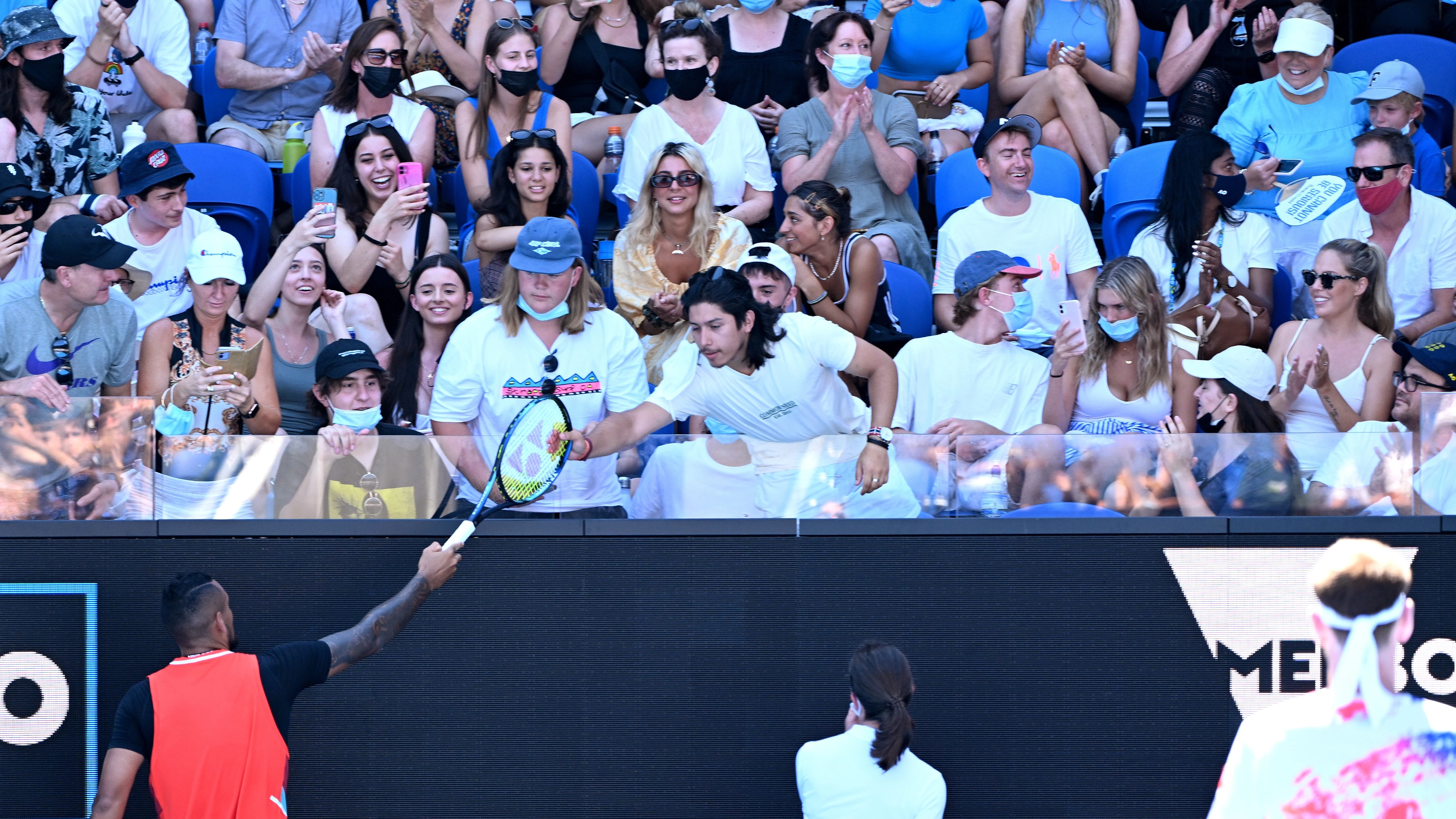 Kyrgios regal&aacute;ndole su raqueta a un ni&ntilde;o