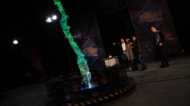 Un tornado de fuego gigante en 'El Hormiguero 3.0' impacta a Clara Galle y Julio Peña