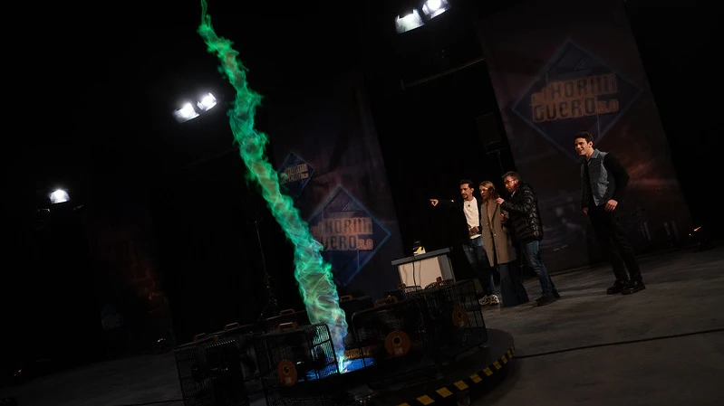 Un tornado de fuego gigante en 'El Hormiguero 3.0' impacta a Clara Galle y Julio Peña Un tornado de fuego gigante en 'El Hormiguero 3.0' impacta a Clara Galle y Julio Peña