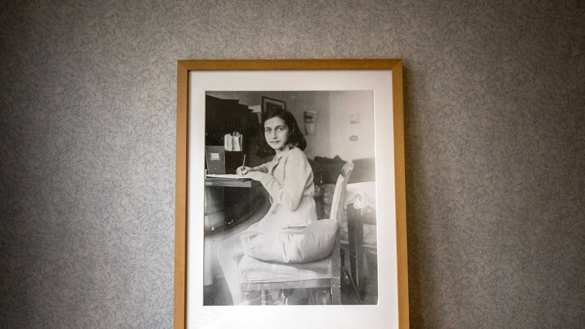 Las incógnitas del caso Ana Frank: investigadores holandeses descartan ahora que un notario judío traicionase a la familia