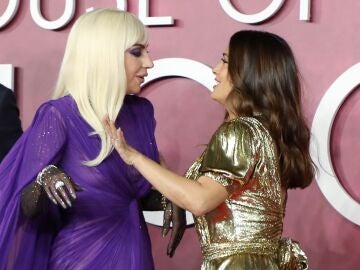 Lady Gaga y Salma Hayek en la premiere de 'La Casa Gucci'