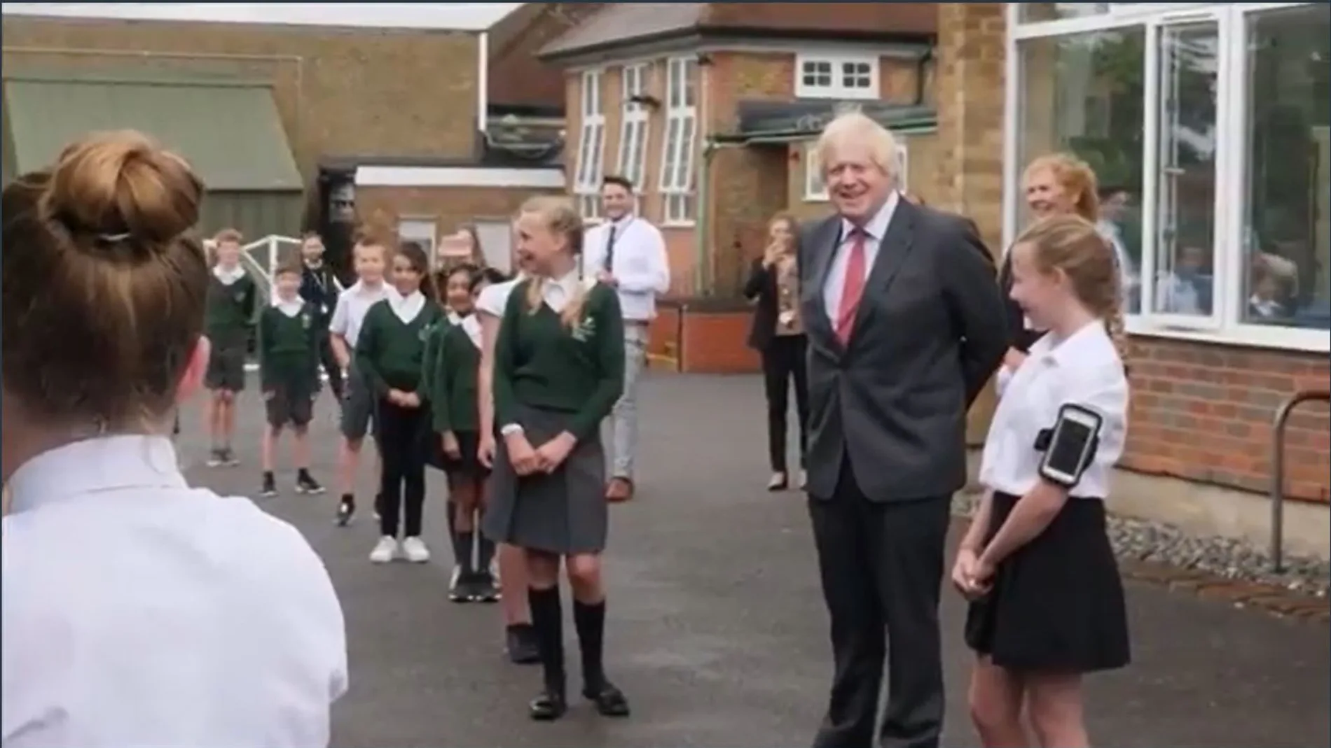 Las imágenes de Boris Johnson con los niños antes de su cumpleaños 