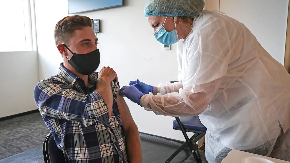 Un hombre recibe la vacuna contra el coronavirus Un hombre recibe la vacuna contra el coronavirus