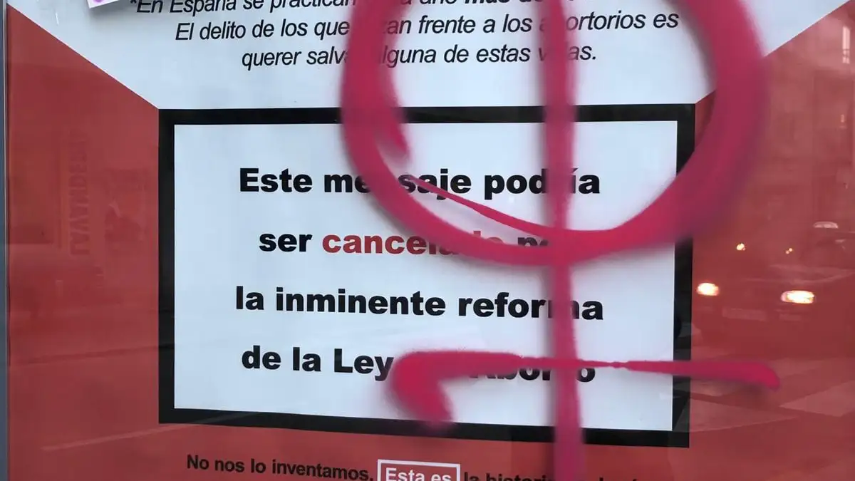 Pontevedra retira de las calles una campaña antiabortista que califican de "asquerosa" Pontevedra retira de las calles una campaña antiabortista que califican de "asquerosa"