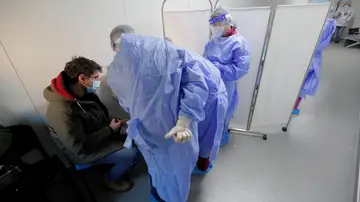 Cataluña levanta casi todas las restricciones pero sigue siendo la comunidad con mayor porcentaje de enfermos críticos por coronavirus Cataluña levanta casi todas las restricciones pero sigue siendo la comunidad con mayor porcentaje de enfermos críticos por coronavirus