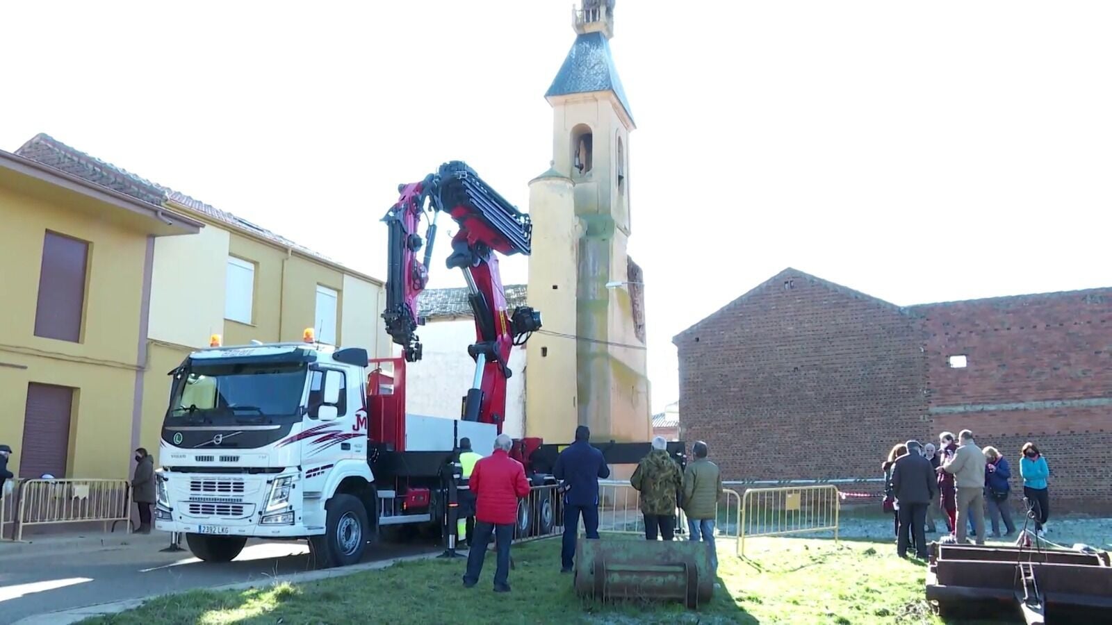 Se derrumba parte de la torre de la iglesia de Urdiales del Páramo y obliga a desalojar cuatro viviendas colindantes