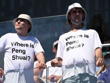 Dos aficionados muestran su apoyo a Peng Shuai durante el Open de Australia