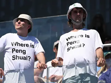 Dos aficionados muestran su apoyo a Peng Shuai durante el Open de Australia Dos aficionados muestran su apoyo a Peng Shuai durante el Open de Australia