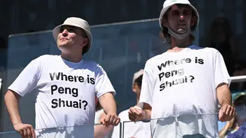 Dos aficionados muestran su apoyo a Peng Shuai durante el Open de Australia