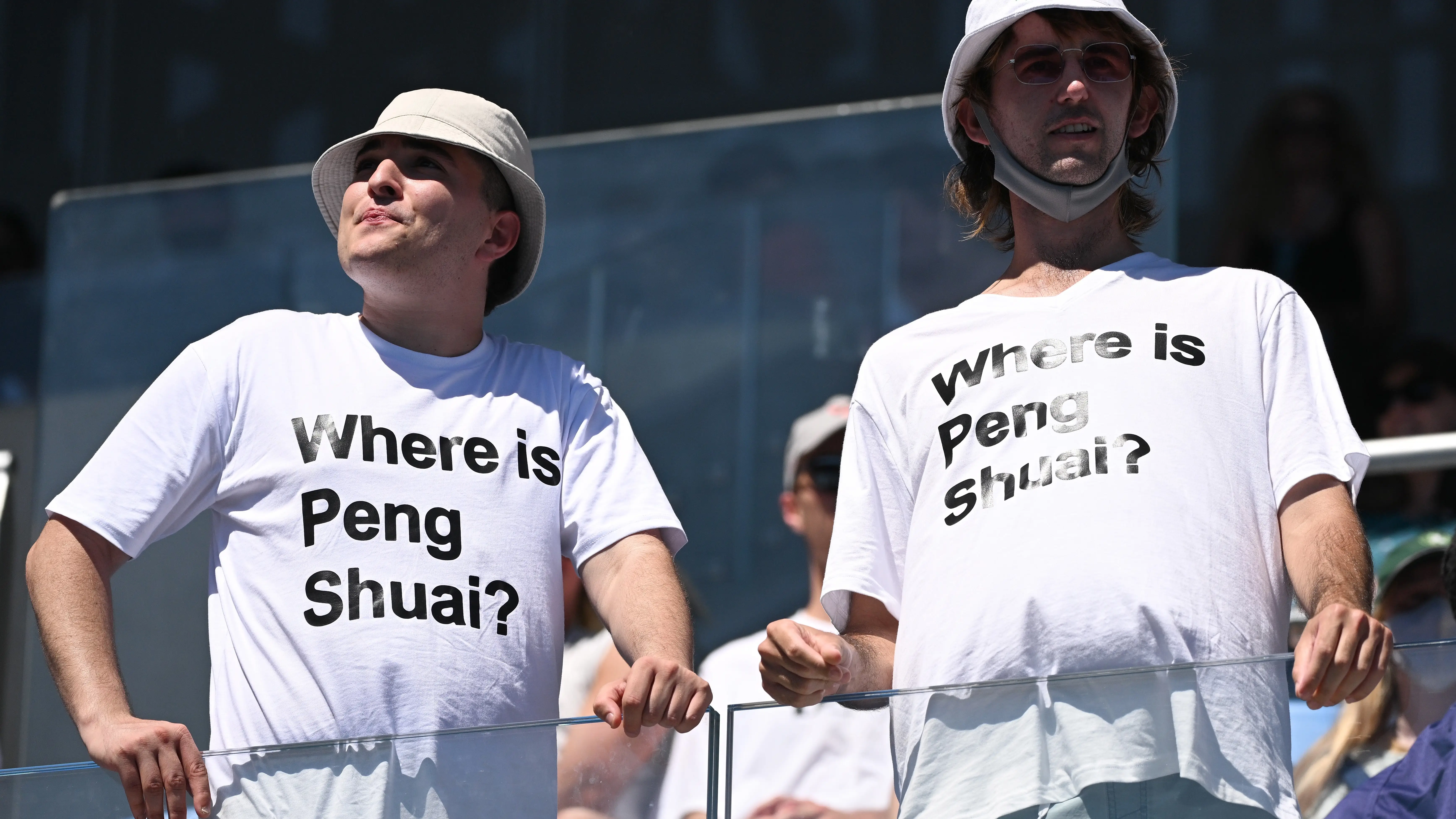 Dos aficionados muestran su apoyo a Peng Shuai durante el Open de Australia
