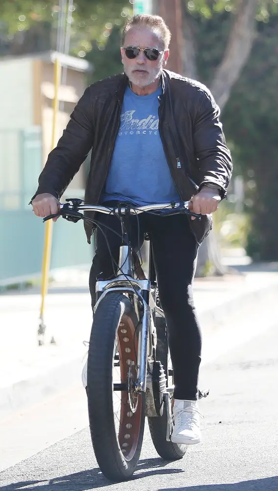 Arnold Schwarzenegger en un paseo en bicicleta