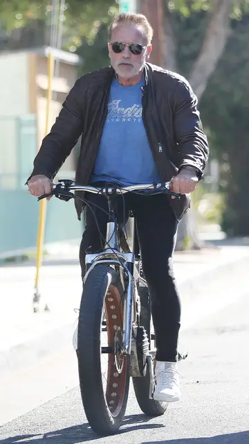 Arnold Schwarzenegger en un paseo en bicicleta Arnold Schwarzenegger en un paseo en bicicleta