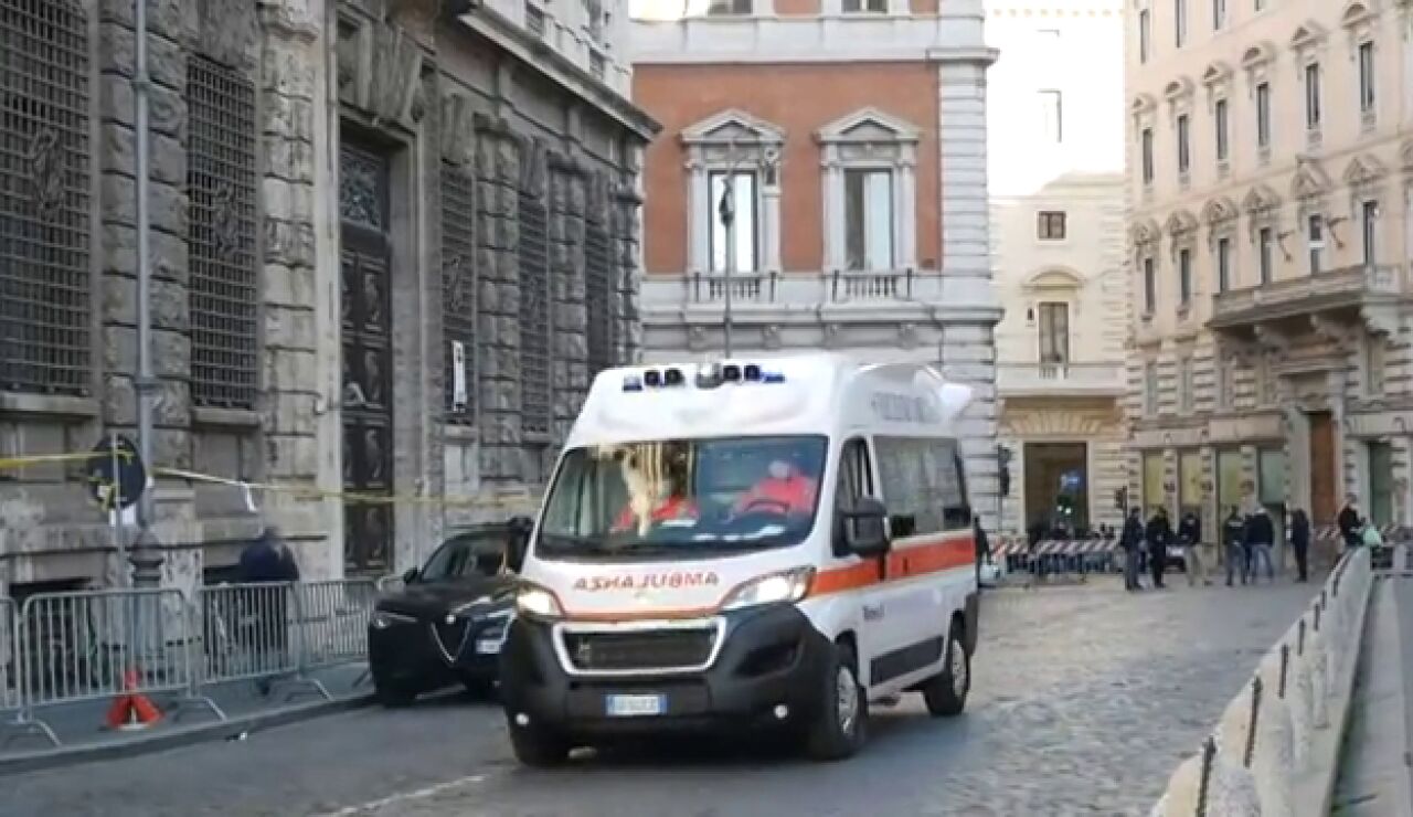 Una ambulancia traslada en Italia a un diputado infectado de COVID para que vote en el Parlamento