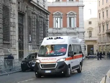 Una ambulancia traslada en Italia a un diputado infectado de COVID para que vote en el Parlamento