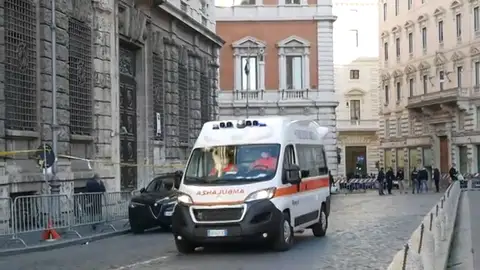 Una ambulancia traslada en Italia a un diputado infectado de COVID para que vote en el Parlamento Una ambulancia traslada en Italia a un diputado infectado de COVID para que vote en el Parlamento