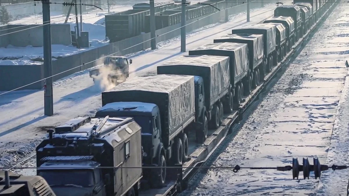 Un convoy de camiones militares rusos transportado en tren a la frontera con Ucrania Un convoy de camiones militares rusos transportado en tren a la frontera con Ucrania