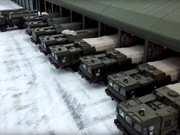 Vehiculos militares rusos preparados para unas maniobras