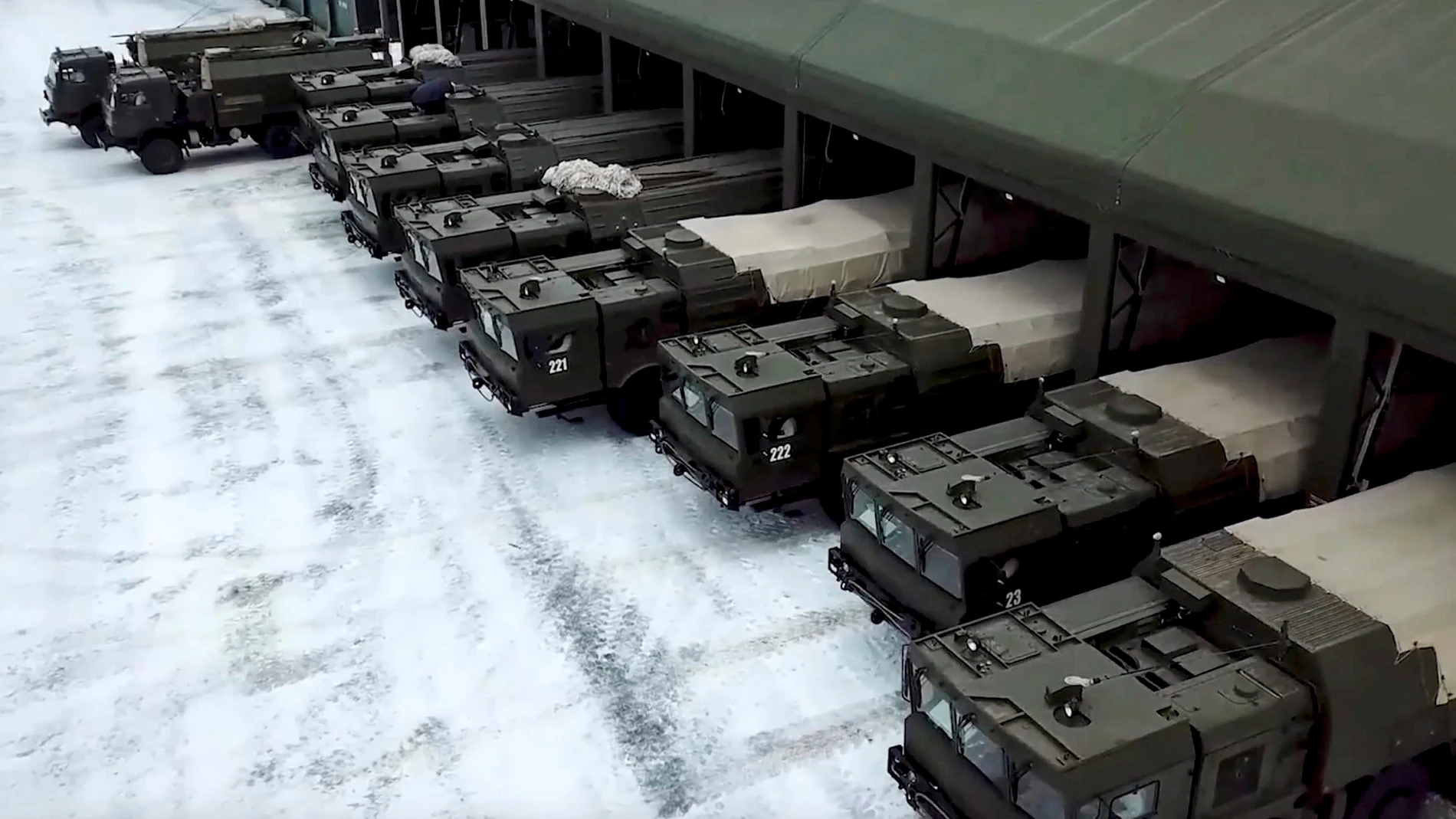 Vehiculos militares rusos preparados para unas maniobras