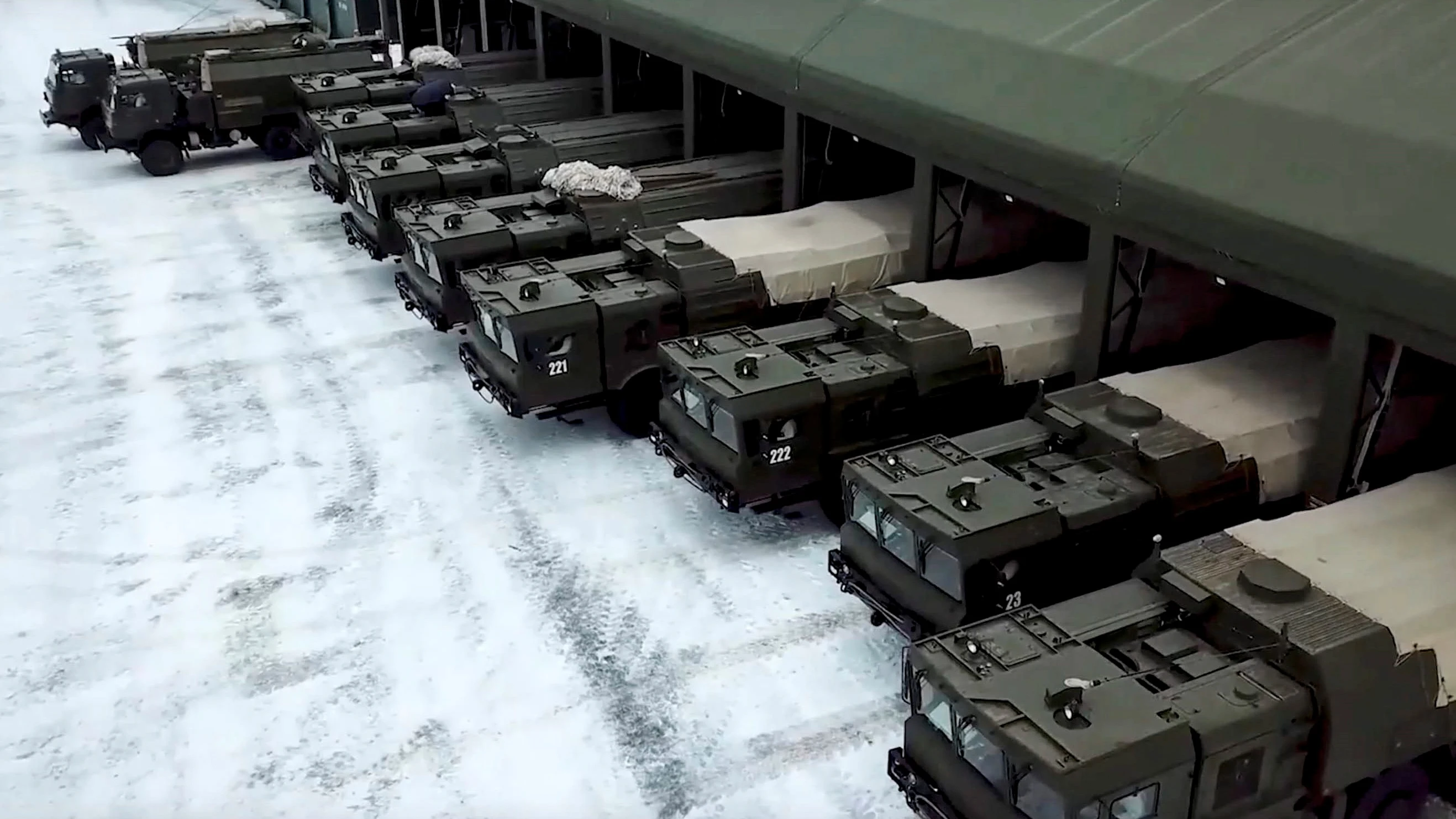 Vehiculos militares rusos preparados para unas maniobras