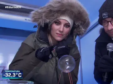 Marron acude al frío extremo para congelar una pompa de jabón Marron acude al frío extremo para congelar una pompa de jabón