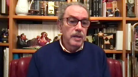 Vicente Larraga, experto del CSIC sobre el coronavirus: "En algún momento se convertirá en una infección estacional" Vicente Larraga, experto del CSIC sobre el coronavirus: "En algún momento se convertirá en una infección estacional"