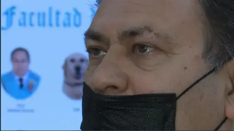 Abel, el hombre que ha estudiado el grado de Historia junto a su perra guía Abel, el hombre que ha estudiado el grado de Historia junto a su perra guía