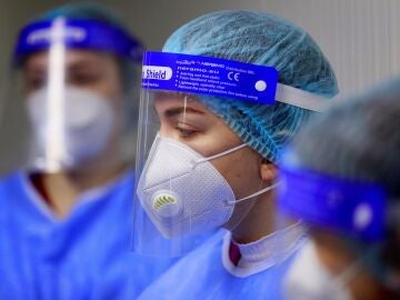Descubren el por qué ómicron resulta menos grave que las otras variantes 