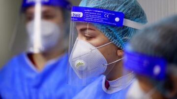 Descubren el por qué ómicron resulta menos grave que las otras variantes 