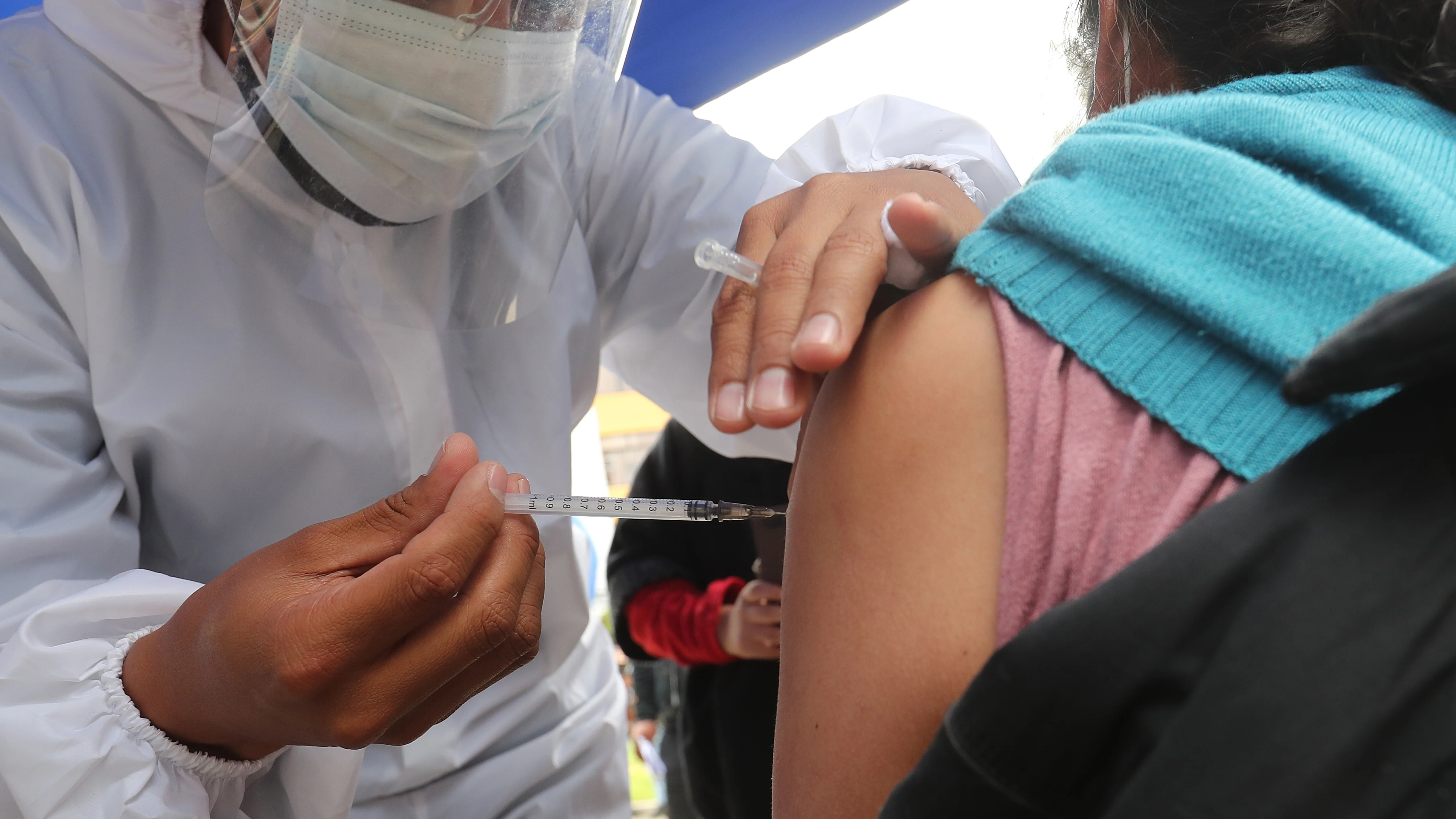 La posibilidad de sufrir un episodio grave tras la vacuna del coronavirus es del 0,00069%, según la EMA La posibilidad de sufrir un episodio grave tras la vacuna del coronavirus es del 0,00069%, según la EMA