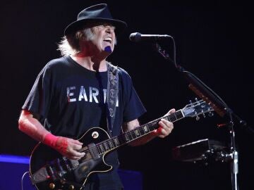 Neil Young cumple su amenaza y toda su música será retirada de Spotify por albergar un podcast antivacunas