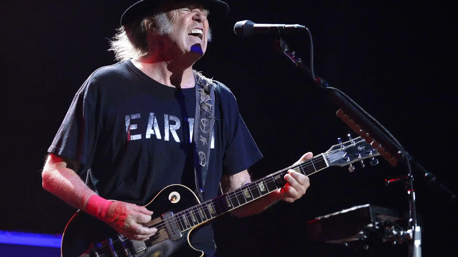Neil Young cumple su amenaza y toda su m&uacute;sica ser&aacute; retirada de Spotify por albergar un podcast antivacunas