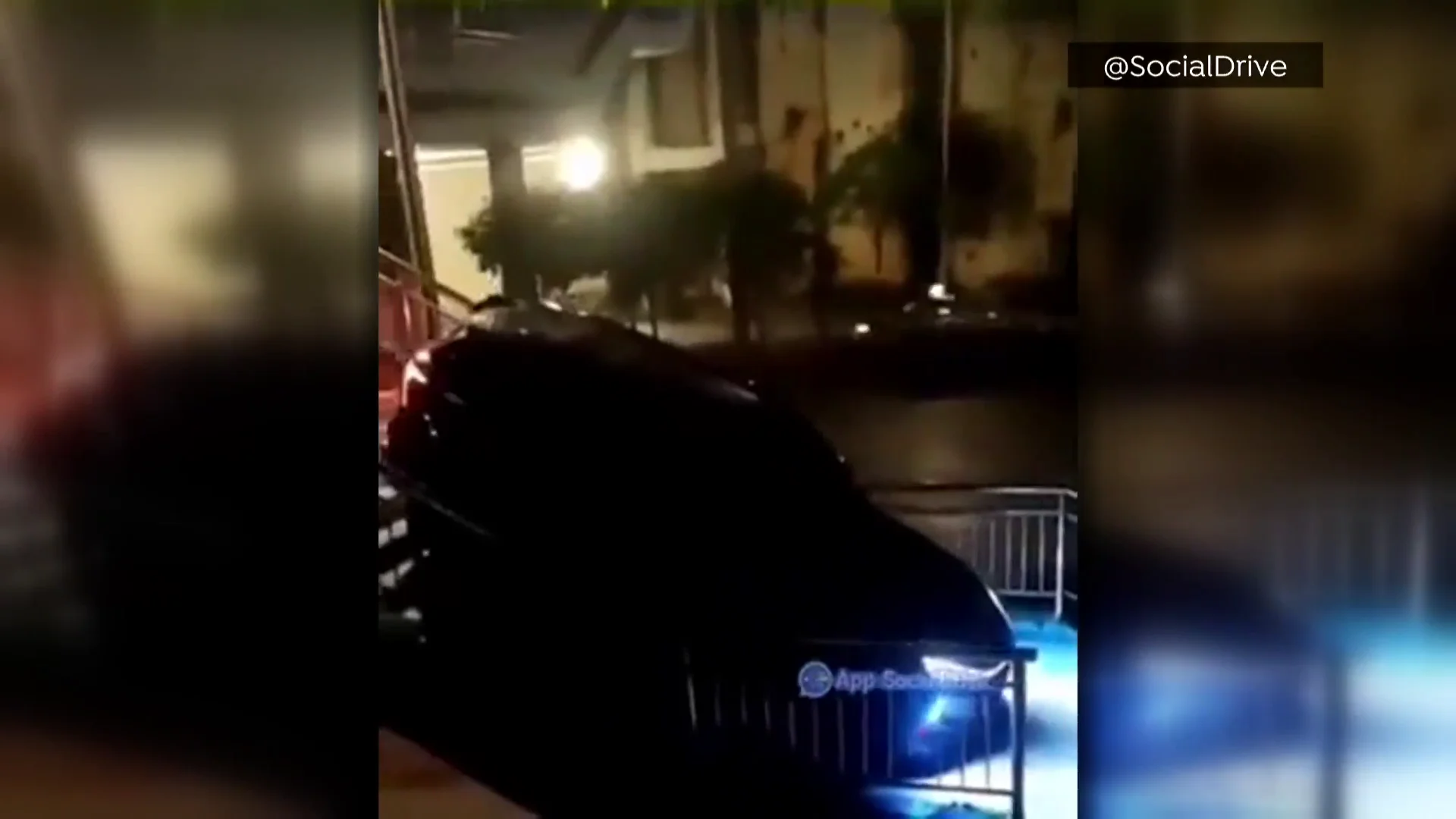 Un coche baja las escaleras