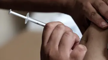 Un hombre recibe la vacuna contra el covid